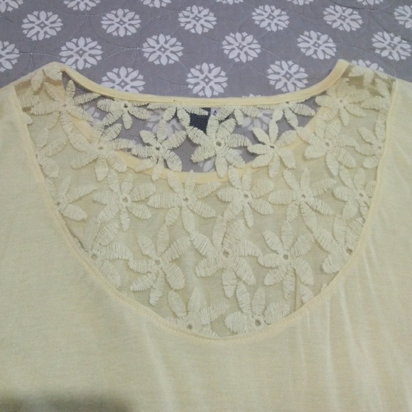 ❤️ SOLD ❤️Yellow Ruched Top - Picture 4 of 5